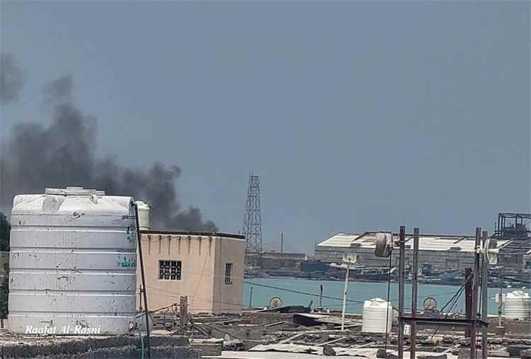 منظمات تعز: استهداف المخا جريمة حرب واعتداء ممنهج على المدنيين والأعيان المدنية والبنية التحتية