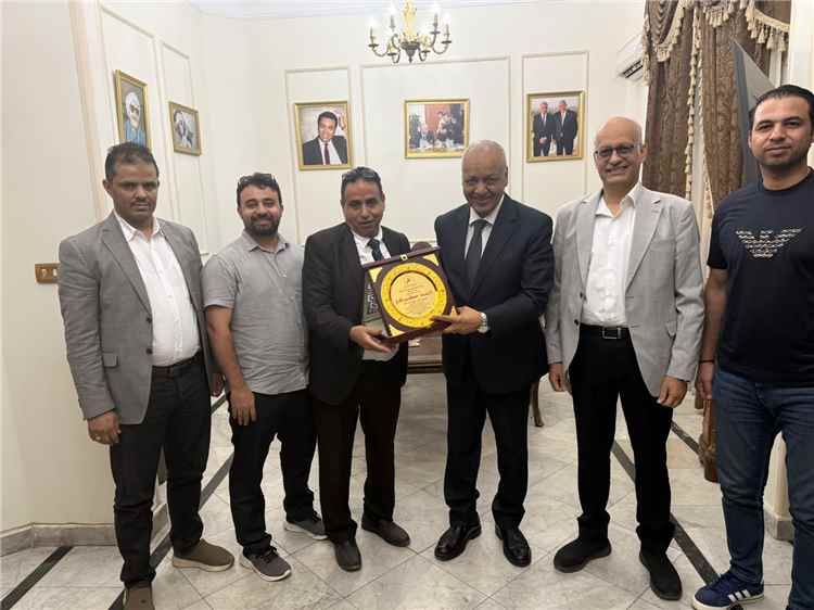 الاتحاد العالمي للمهاجرين اليمنيين يكرّم مصطفى بكري تقديرًا لمواقفه الداعمة لقضايا اليمنيين في مصر