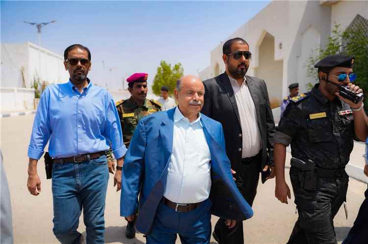 الخنبشي يتفقد مطار الريان الدولي وميناء المكلا ويشدد على تعزيز إجراءات الحماية والطوارئ