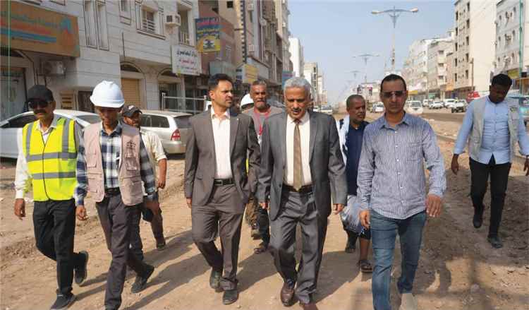 رئيس صندوق صيانة الطرق يتفقد مشروع خط التقنية–إنماء بعدن