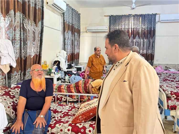 مدير شركة النفط بعدن يزور دار العجزة والمسنين ويقدم دعماً للنزلاء
