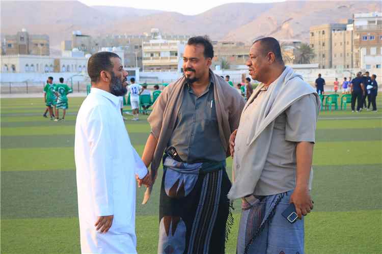 العمودي يتفقد الأعمال الجارية  بمشروع تطوير وإعادة تأهيل ملعب الفقيد بارادم بالمكلا