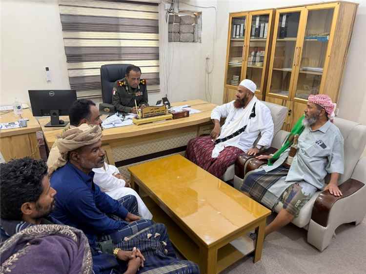 البحث الجنائي بحضرموت يتسلّم من شخصيات اجتماعية مشتبه به  في واقعة قتل