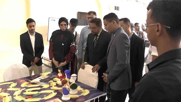 نائب وزير الثقافة يفتتح معرض "أبعد من الحرب بقليل" لنتاجات مشروع توظيف الشباب بالتراث والثقافة في عدن