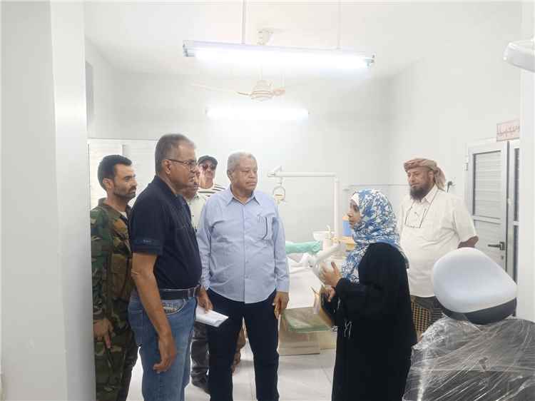 مدير عام المعلا يتفقد المجمع الصحي ويقف على اللمسات الأخيرة لاستكمال أعمال الصيانة