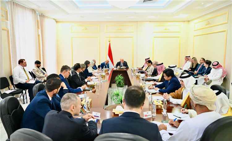 العليمي يصعّد اللهجة: «مرحلة الاعتداء بلا كلفة انتهت».. ولن نسمح للحـ.ـوثي باحتكار قرار الحرب والسلام