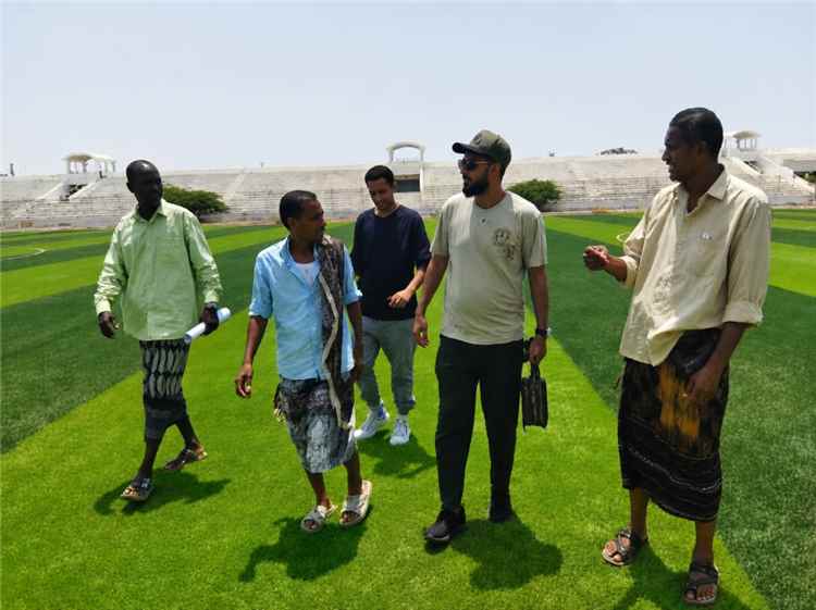 الكابتن علاء الصاصي يزور ملعب الشهداء والصالة الرياضية بأبين