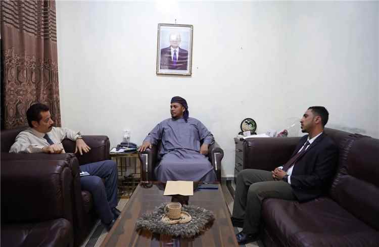 محافظ سقطرى يناقش سبل تطوير المطار والاستعدادات للعام الدراسي الجديد بمعهد الأرخبيل الفني