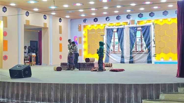مسرح ساحة الشهداء بالعاصمة زنجبار يشهد عرض المسرحية الكوميدية «للخلف دور»