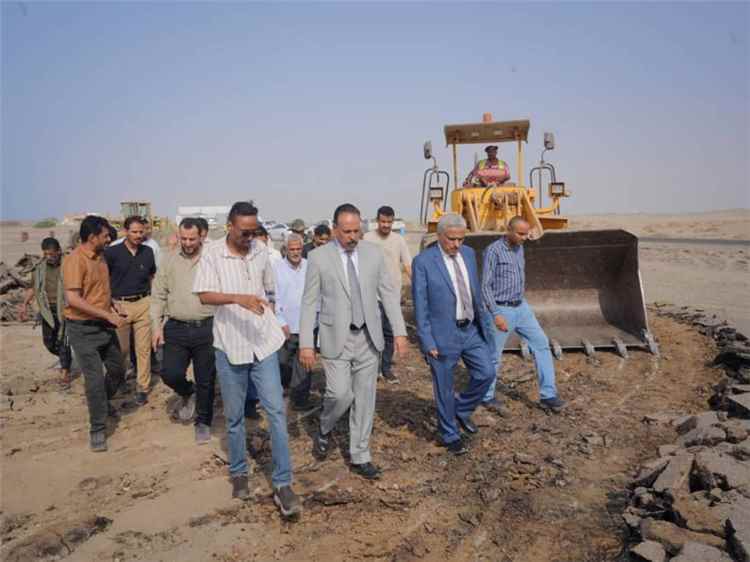 وزير الأشغال يدشن مشروع إعادة إنشاء جسر وادي بناء ومشروع صيانة طريق دوفس في أبين