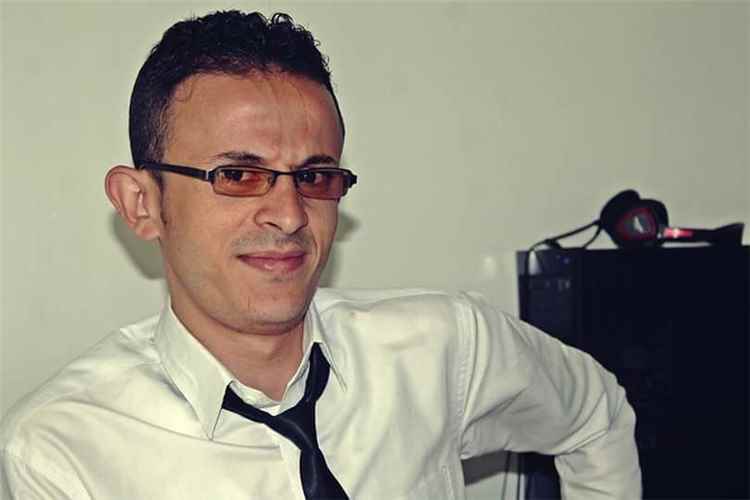صحفي يمني يستعيد ليلة قاسية في معتقل بصنعاء: دخلت المستشفى مقيدًا وحافيًا ولن أنسى ما حدث لي