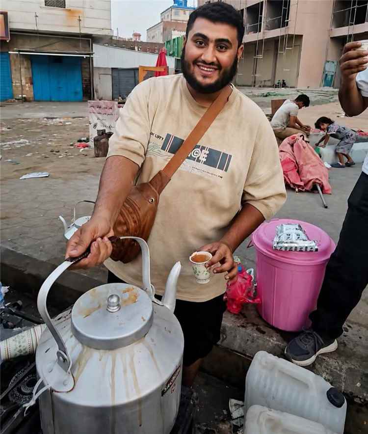 أمجد "العالم".. شاب بدأ من شاشة الهاتف وانتهى بطاولة في الشارع.. فلماذا كل هذا الهجوم ؟