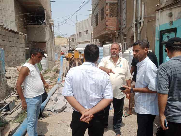 ير عام خورمكسر يطلع على أعمال استبدال خط الصرف الصحي في حي القاعدة الإدارية