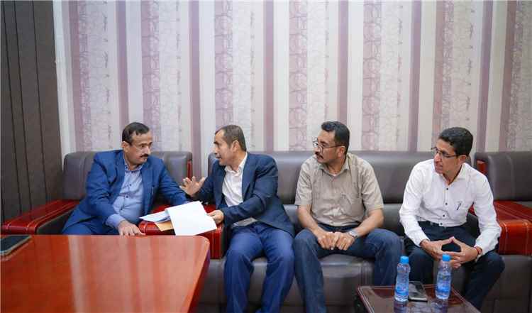 محافظ شبوة يطّلع على نتائج المعاينة البيئية لحادث انقلاب قاطرة نفطية وتسرب كميةمن المواد النفطية منها