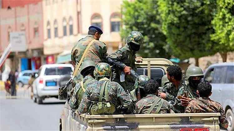 مصادر: الحوثيون يختطفون أكثر من 15 شخصًا في سنحان بعد استحداث معسكر سري