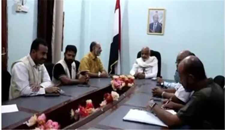 محافظ الحديدة يناقش تدخلات مؤسسة بصمات للتنمية في المحافظة
