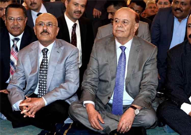 كاتب سياسي  يحذر من تكرار أخطاء الماضي: الحاشية قد تقود العليمي إلى مصير صالح وهادي