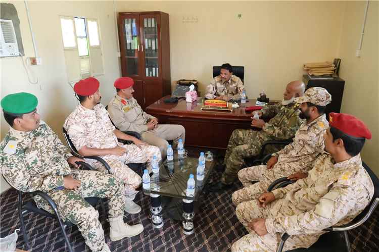 رئيس شُعبة التوجيه المعنوي بالمنطقة العسكرية الثانية يتفقد الجاهزية القتالية والمعنوية للواء شبام بدوعن