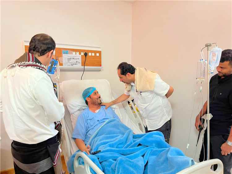وزير الشباب والرياضة يطمئن على صحة الوكيل المساعد سعد العمري  عقب إجرائه عملية جراحية