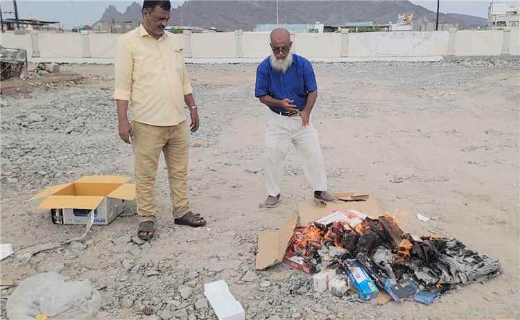 مدير عام البريقة يوجه بإتلاف كمية من السجائر المهربة
