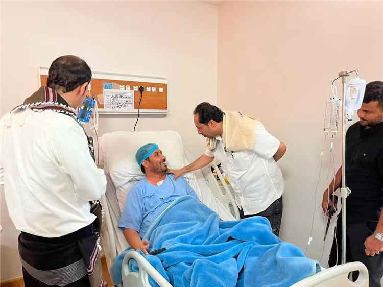 وزير الشباب والرياضة يطمئن على صحة الوكيل المساعد سعد العمري عقب إجرائه عملية جراحية