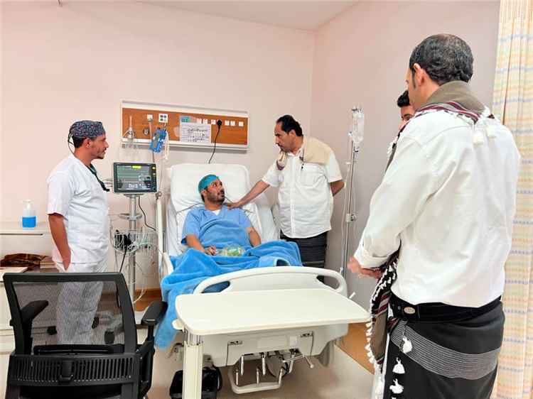 وزير الشباب والرياضة يطمئن على صحة الوكيل المساعد سعد العمري  عقب إجرائه عملية جراحية .