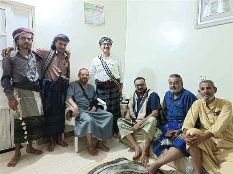قيادة مجلس المستقبل الجنوبي بعدن تزور عميد الأسرى الشيخ أحمد عمر العبادي المرقشي