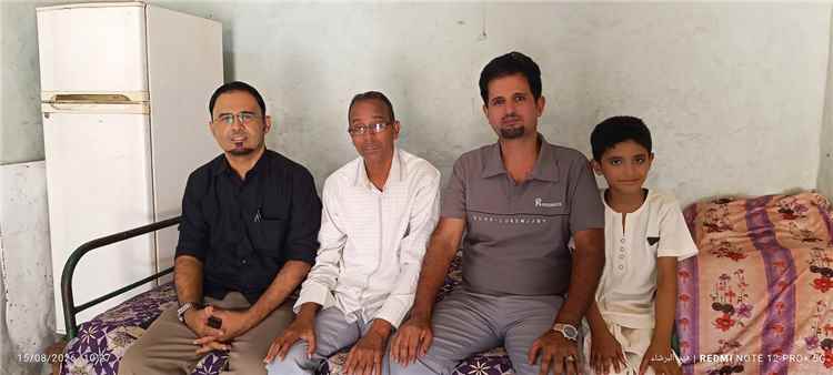 مدير إعلام أبين يزور الصحفي الكبير محمد العولقي بمدينة العين ويثمّن مسيرته وعطاءه الصحفي