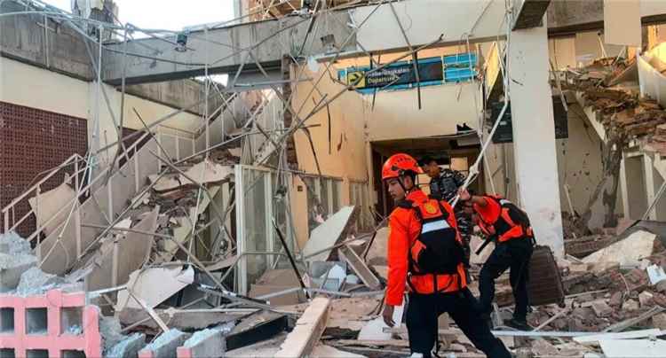 إندونيسيا.. 20 قتـ.ـيلاً وآلاف الفارّين إثر زلزال قوي ضرب جزيرة فلوريس