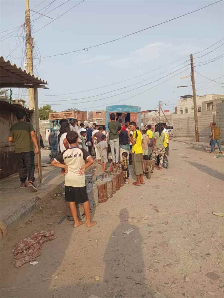 "صناعة خورمكسر" يشرف على توزيع 200 أسطوانة غاز يداً بيد في حيي السعادة والحمدي ويستعد لضخ دفعة قادمة