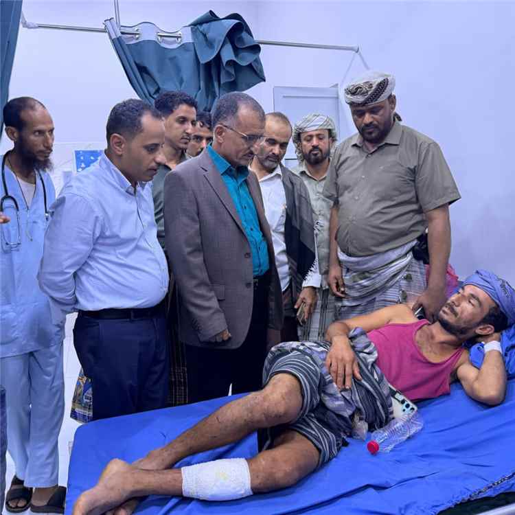 وكيل لحج الداؤودي يتفقد جرحى اللواء الرابع حزم بمستشفى عبود العسكري بعدن