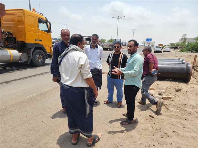 فريق من مؤسسة مياه عدن يتفقد مشروع الخط الاستراتيجي لشبكة الصرف الصحي الرئيسية بدار سعد