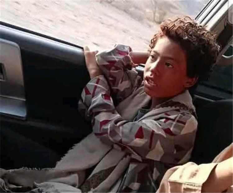 السلطة المحلية وأمن ردفان يتابعان قضية طفل تائه في مدينة الحبيلين