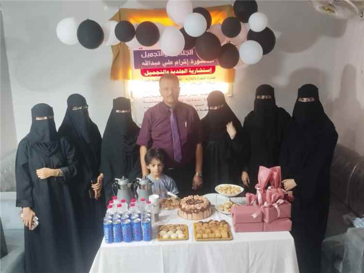 مدير مركز القاهرة الطبي بعدن يكرم عدداً من عمال المركز تقديراً لجهودهم