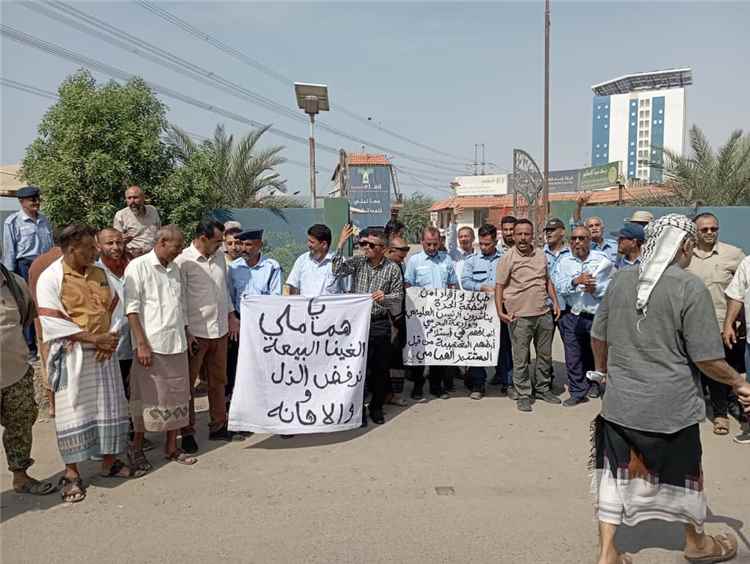 ضباط المنطقة الحرة ينظمون وقفة احتجاجية للمطالبة بصرف أراضيهم