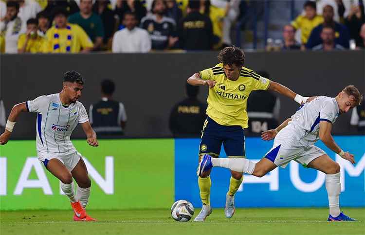 النصر يفوز على الفتح بثلاثية في الدوري السعودي لكرة القدم