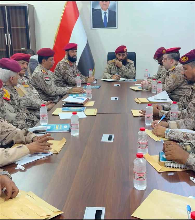 قائد المنطقة العسكرية الرابعة يشدد على رفع الجاهزية وتعزيز الاستعداد في محور أبين