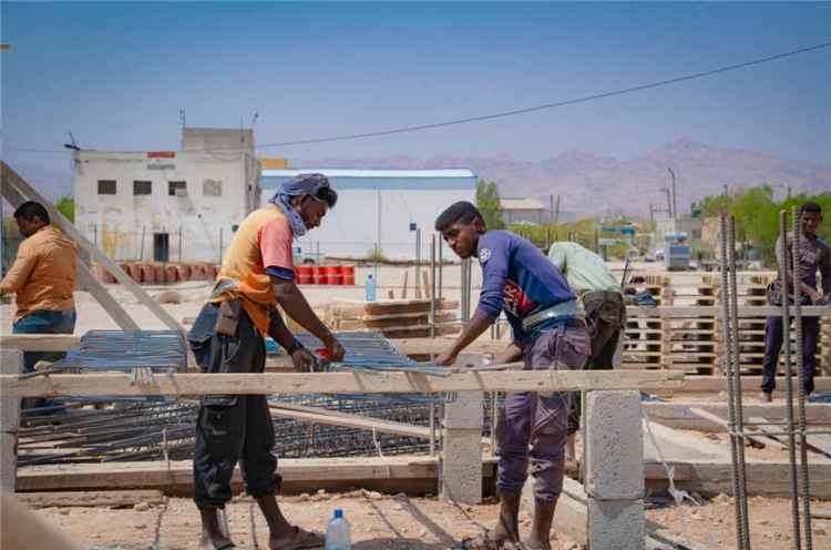 المحافظ ابن الوزير، يشيد بمستوى الإنجاز في مشروع مبنى مؤسسة كهرباء شبوة.