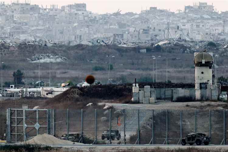 مبعوثان لترامب يلتقيان بوسطاء وإسرائيل تقصف غزة