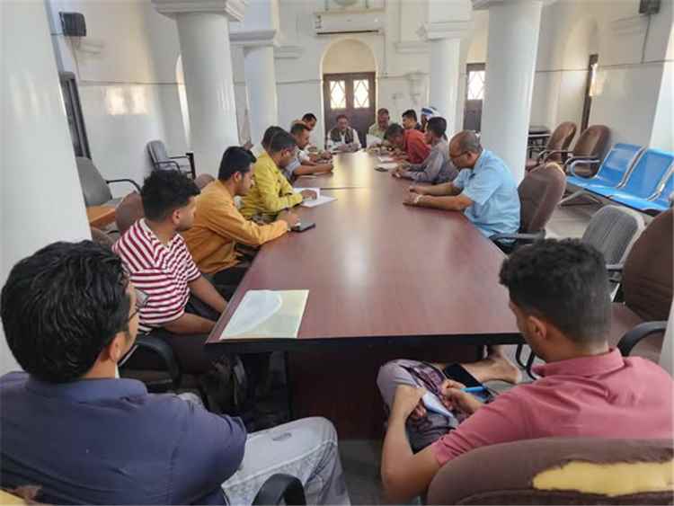 مدير عام مديرية تريم يترأس اجتماع لجنة فتح مظاريف مشروعين حيويين في قطاعي التعليم والإنارة