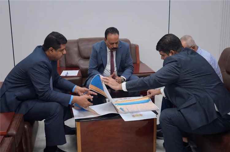 لقاء يناقش سير تنفيذ مشاريع الطرق وتفعيل محطات الوزن المحوري في حضرموت