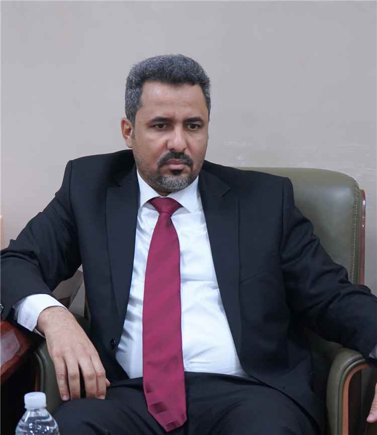 المحافظ الحالمي يعزي الوكيل مختار الشريحي بوفاة والده