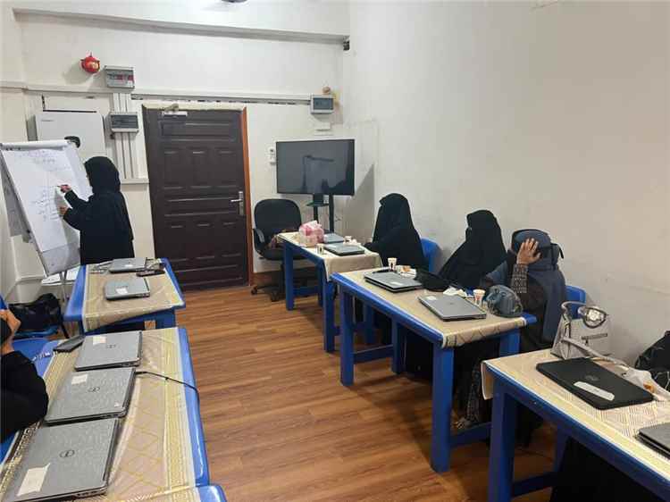 نساء منطقة الدرين يناقشن أهمية الإرشاد الأسري في جلسة توعوية نظمتها اللجان المجتمعية