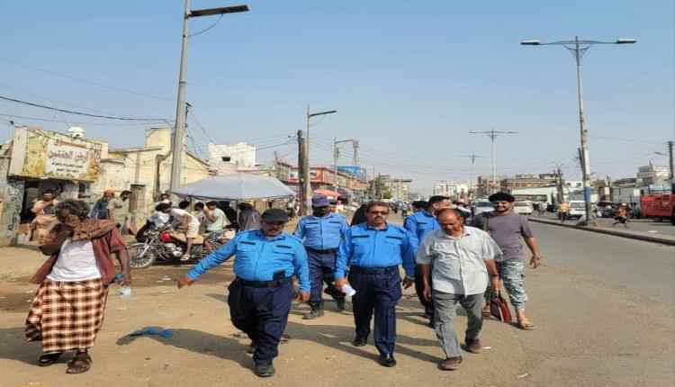 نائب مدير شرطة السير بعدن ينفذ حملة ميدانية لتنظيم الحركة وإزالة العشوائيات بالشيخ عثمان