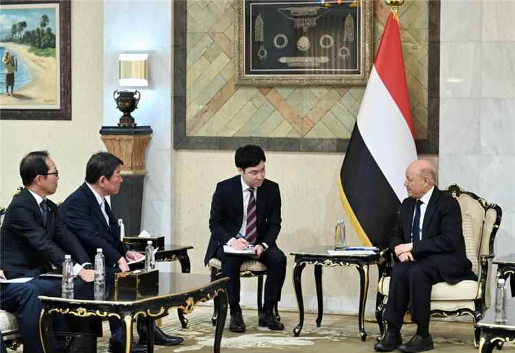 رئيس مجلس القيادة يشيد بالرؤية اليابانية للشراكة مع اليمن ودول المنطقة وحماية أمن الممرات البحرية