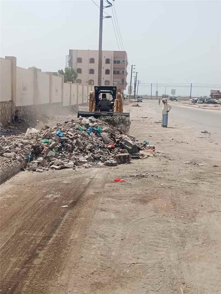 مشروع نظافة مديرية المكلا يواصل أعمال النظافة واقتلاع أشجار “السيسبان” بمنطقة الشافعي في فُوَة