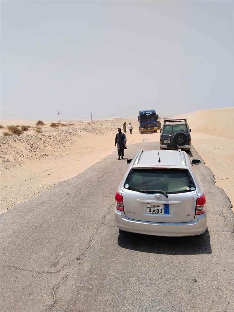 الكثبان الرملية تغلق الطريق الساحلي بين شبوة والمكلا وتشل حركة النقل