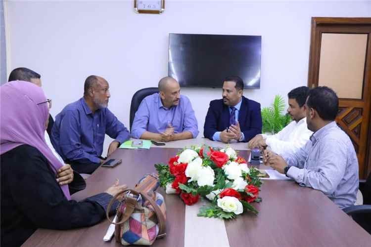 لقاء بعدن يناقش استكمال مشروع الخط الاستراتيجي لشبكة الصرف الصحي في دار سعد