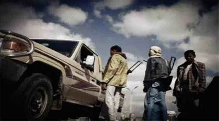الحوثيون يستحدثون نقاط تفتيش خلف جبهات الساحل الغربي لمنع فرار عناصرهم
