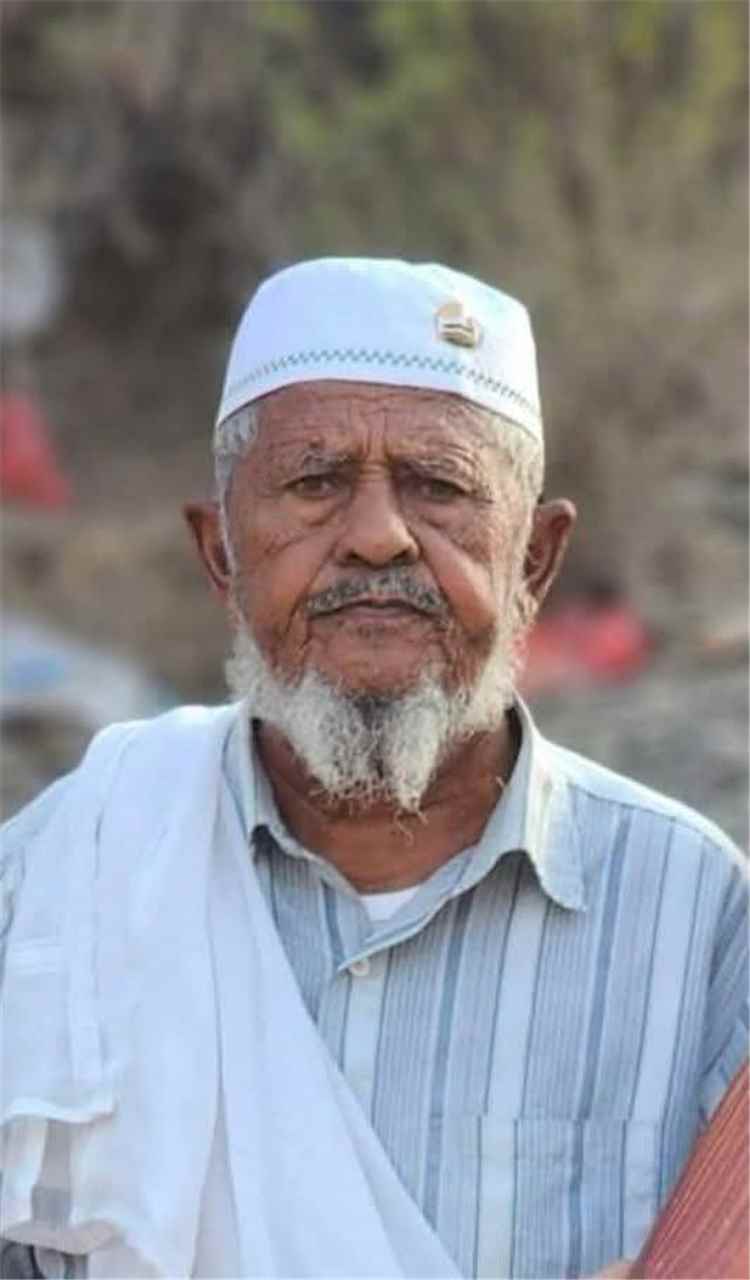 مدير عام سرار يافع يعزي بوفاة الشيخ صالح منصور الجلادي